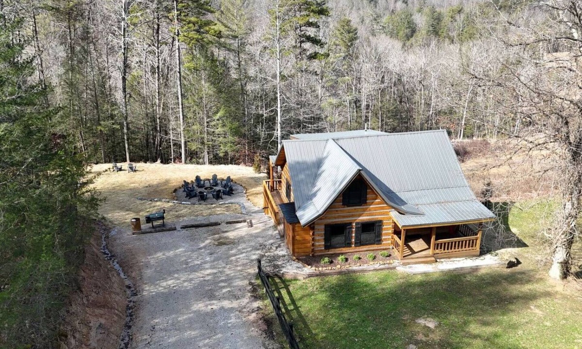 Rogers Cabin | The Rock House-Hot Tub, Karaoke, Firepit