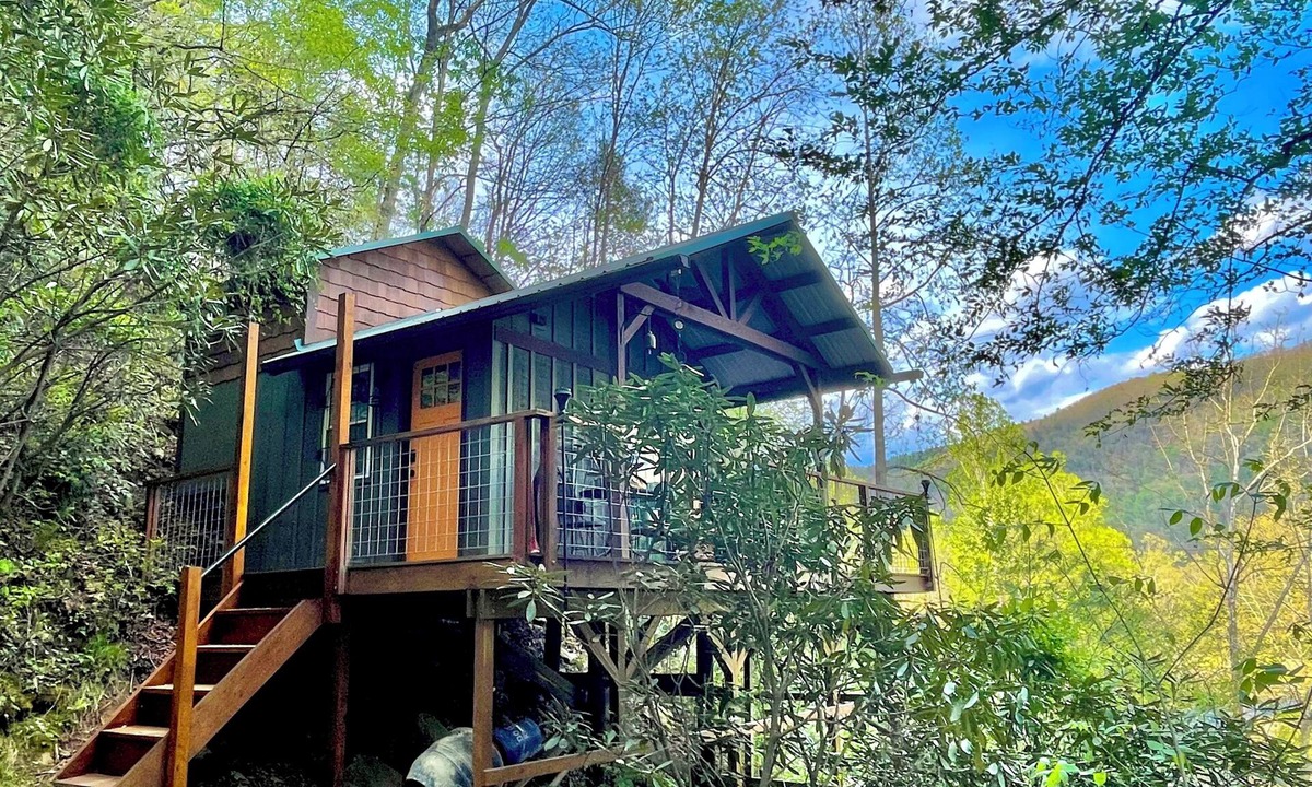 Mortimer Cabin | The Roost - A Pet Friendly, Creekside Mountain Cabin in the Heart of Adventure!