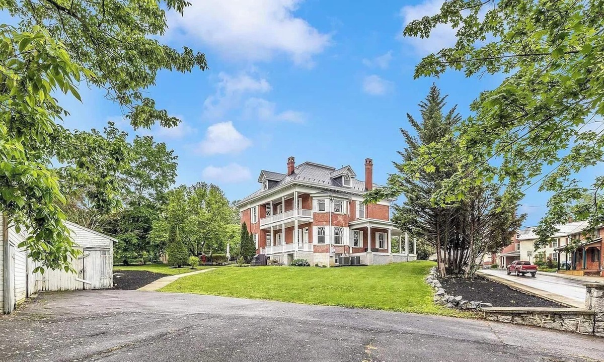 Mercersburg House | The Rosemont Mansion: Steps from Main Street