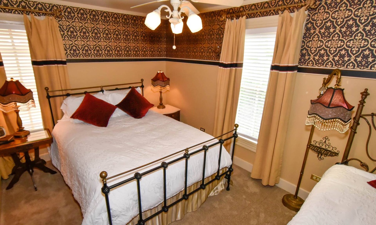 Jonesborough House | The Tub Room at The Historic Eureka Inn and Event Center