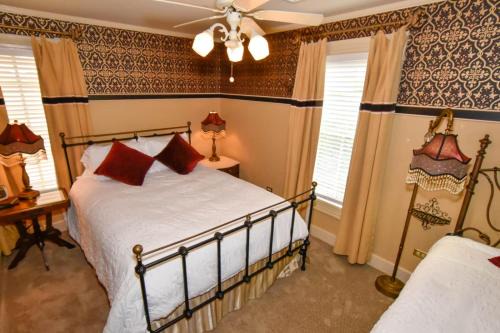 Jonesborough House | The Tub Room at The Historic Eureka Inn and Event Center