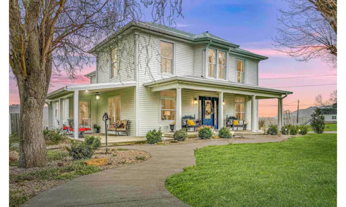 Bentonville House | The Ville-Guesthouse
