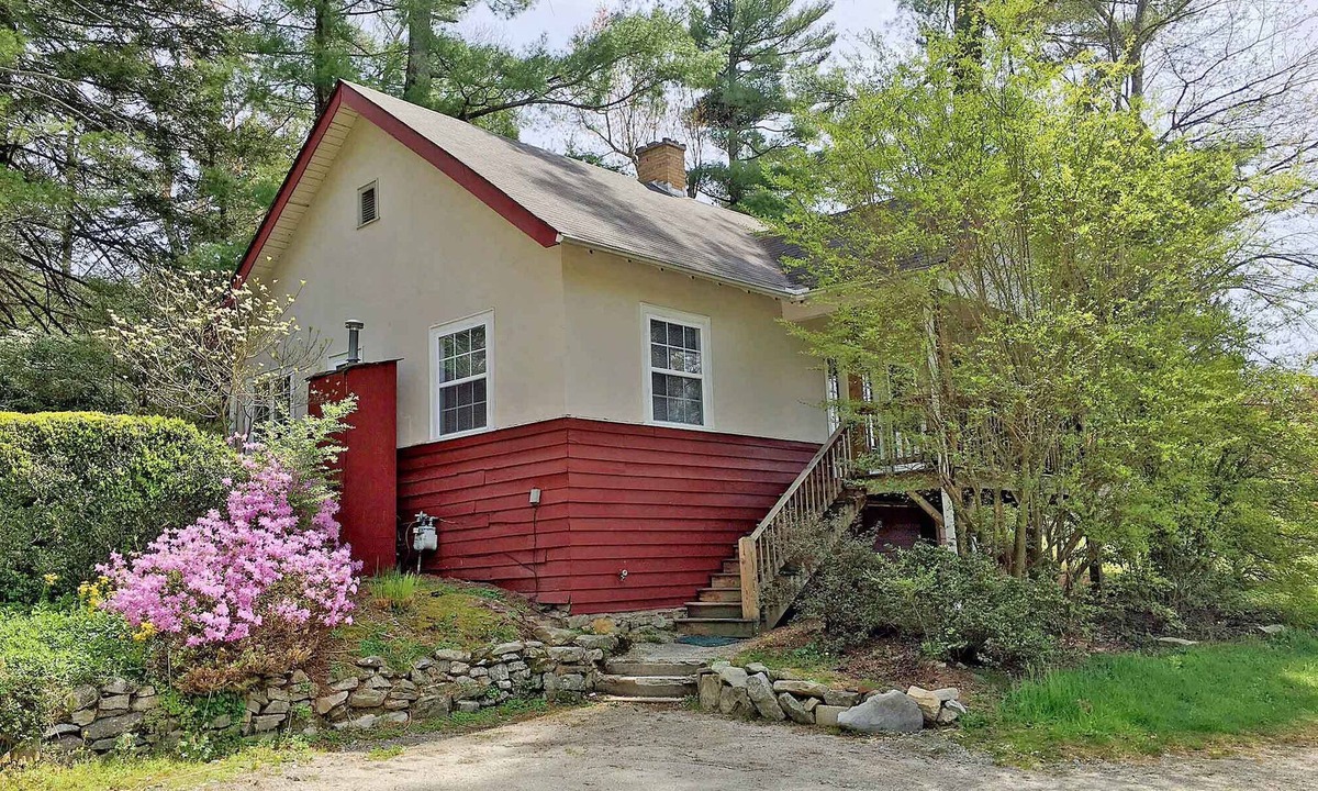 Flat Rock Cottage | The Waterlily Cottage-2 Bedrooms/2 bathroom cottage -located in Flat Rock,NC-