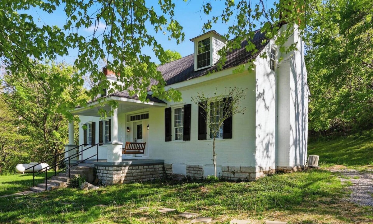 Frankfort House | This house is a 3 bedroom(s), 2 bathrooms, located in Frankfort, KY.