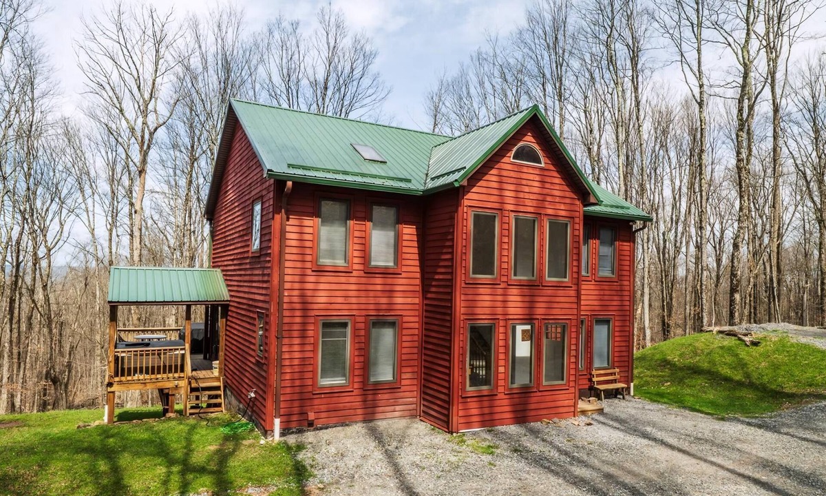 Old Timberline House | Timberly - 699 Ridge Road Timberly - Private Wooded Lot, Outdoor Hot Tub, Pool Table, Pet Friendly, Lake Access!