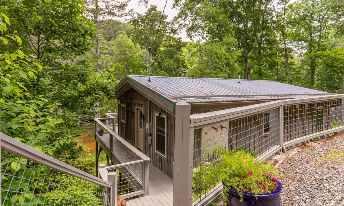 West Jefferson House | Touch of Grey - Riverfront home, pet friendly, near Boone and West Jefferson