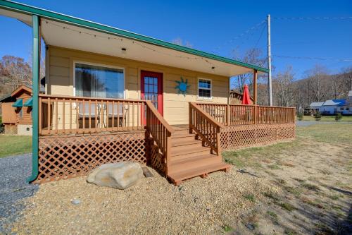 Damascus House | Trail Town USA! 2BD Cabin on Laurel Creek w/Deck