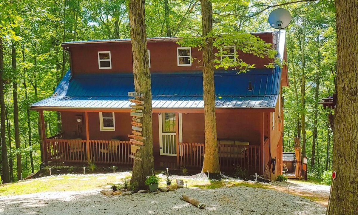 Stanton Cabin | Trailseeker Cabin King Bed, WiFi, Hot Tub at Red River Gorge - Natural Bridge