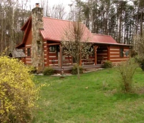 Kodak House | Tranquil Cabin with Hot Tub & Creek Views Near Bass Pro, Kodak Tennessee