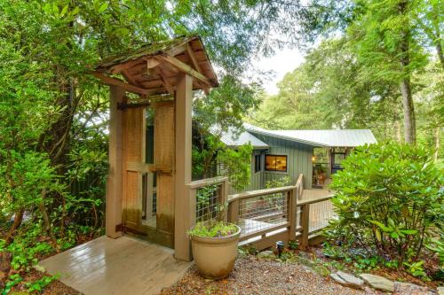 Mirror Lake House | Tranquil Highlands Cottage w/Fire Pit & Stream!