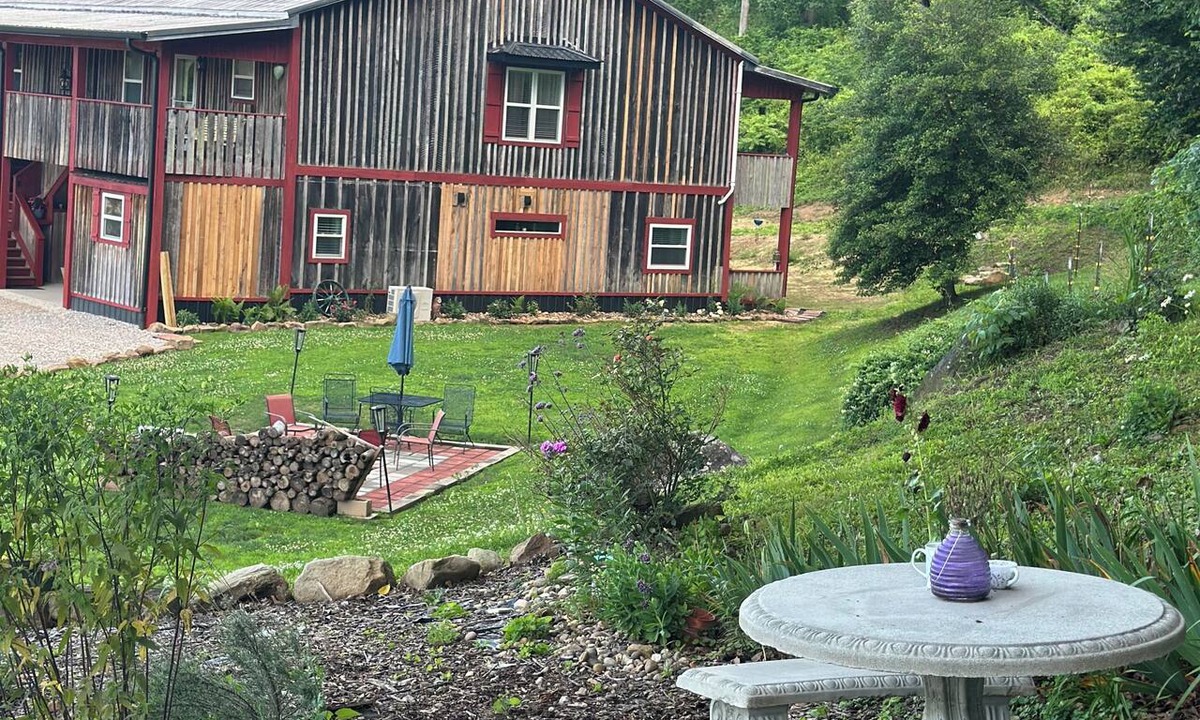 Crown City House | Tranquil Inn at The Barn 3 bedroom, 2 bathrooms, front and back porches