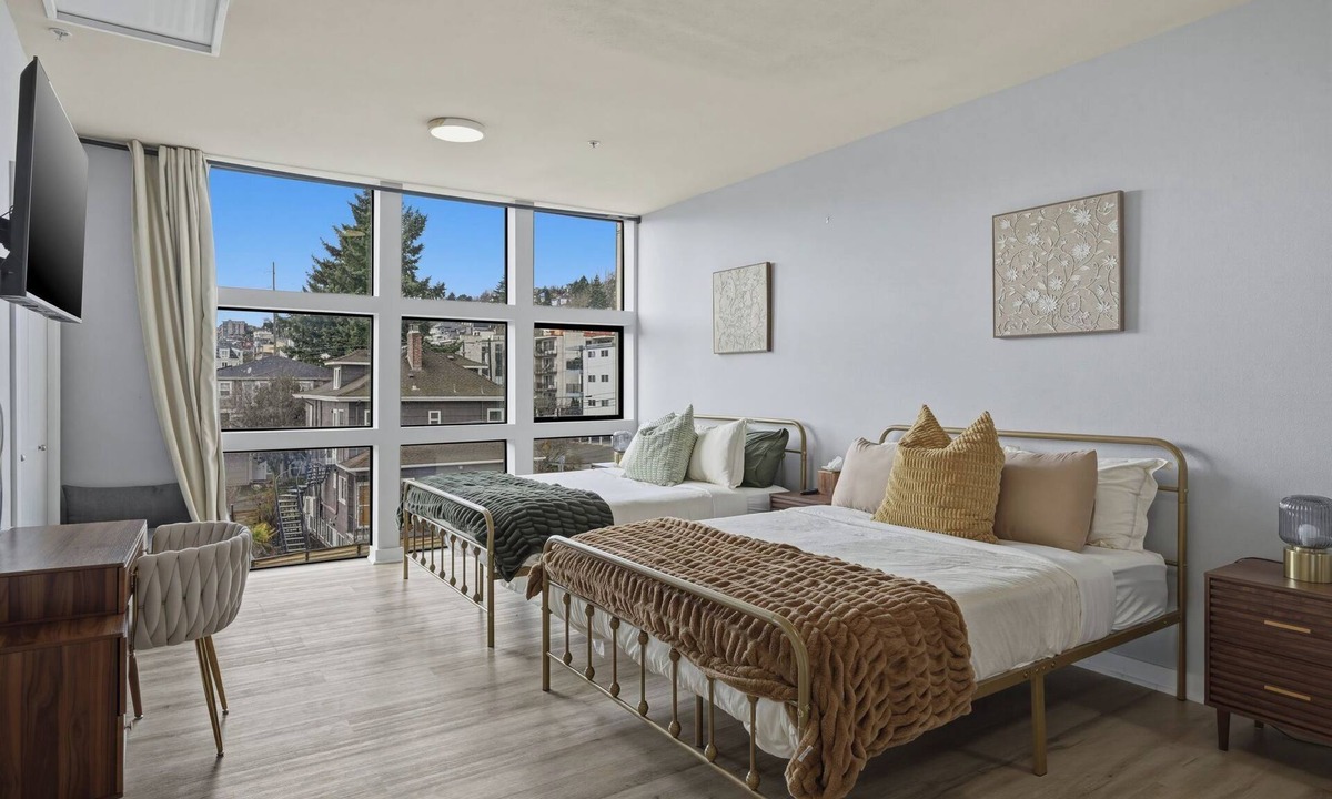 Lower Queen Anne House | Traveler's Dream Cityscape with Space Needle views