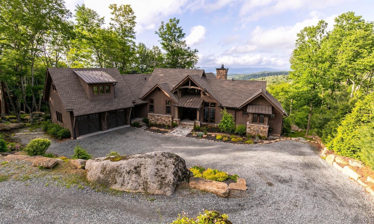 Banner Elk House | Twin Boulder Lodge at Eagles Nest: big views, outdoor fireplaces, hot tub, arcade