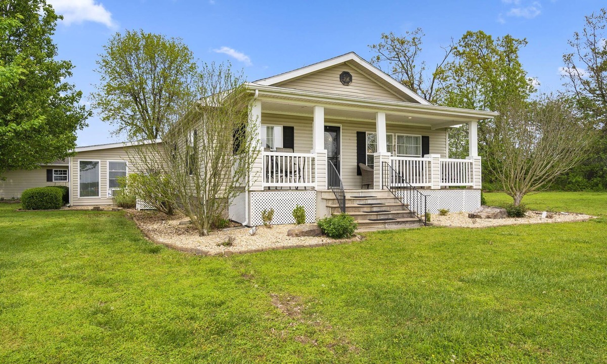 Omaha House | Unique Country Escape w/Live Llamas Pvt Hot Tub Free Tix & Near Branson, Thunder Ridge & Lakes