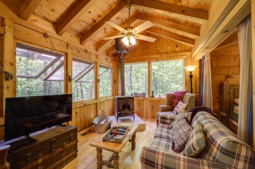 Vein Mountain Apartment | Unwind in Nature: Marion Cabin 11 Mi to Lake Lure!