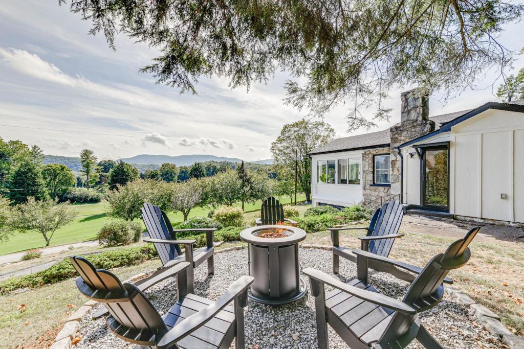 Waynesville House | Updated + Modern Waynesville Cottage w/Fire Pit