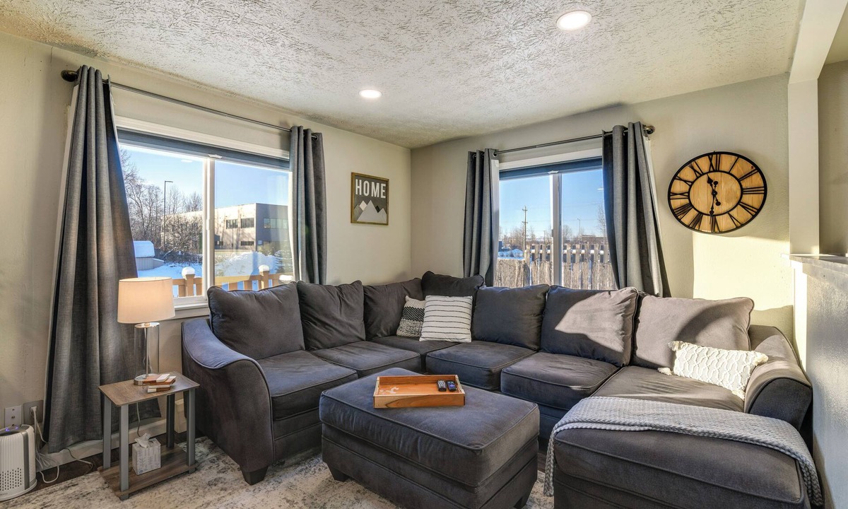 Bayshore - Klatt House | Updated Townhome: Near Airport & Shopping!