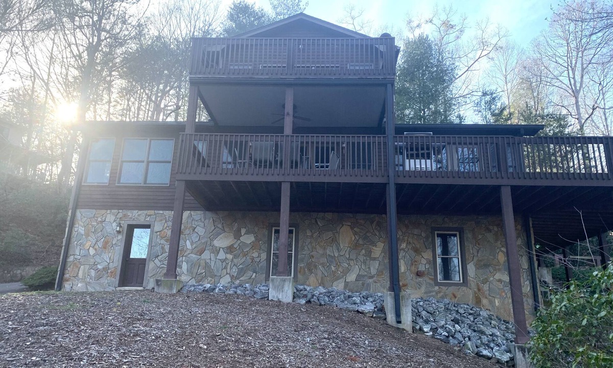 Lake Lure House | Upscale Lake Lure retreat - A 1 minute walk to the beach/marina/pools/tennis