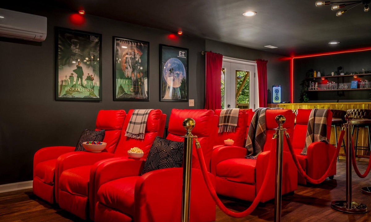 Asheville House | Upscale Retreat-Hot Tub-Sauna-Theater-Firepit-Kid and Dog Haven-12 min to Town