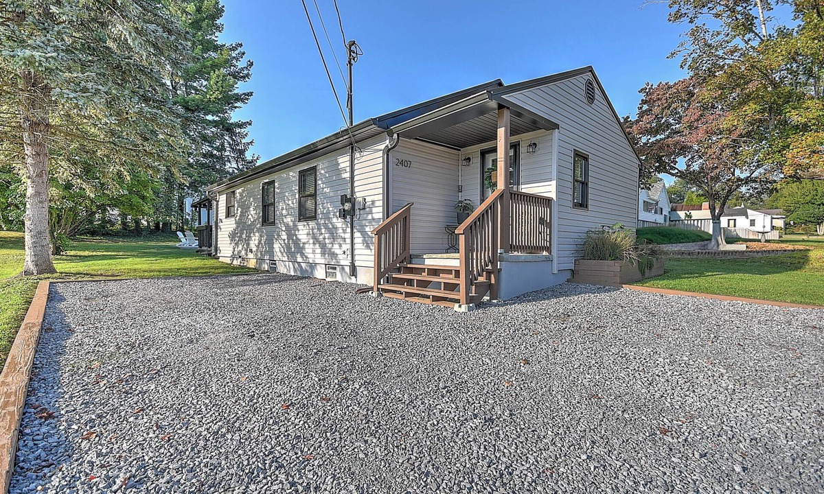 Johnson City House | Vacations on Vines - 2BR Home close to JCMC, ETSU, & Downtown JC