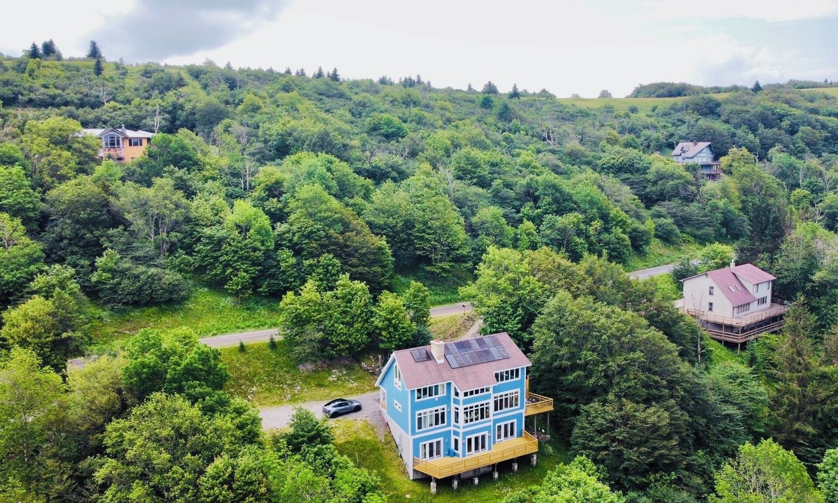 Old Timberline House | VIEW!Hot tub, Cozy, EV Charger,Walk to Dolly Sods, Pet, WiFi, Mountain Top! AC