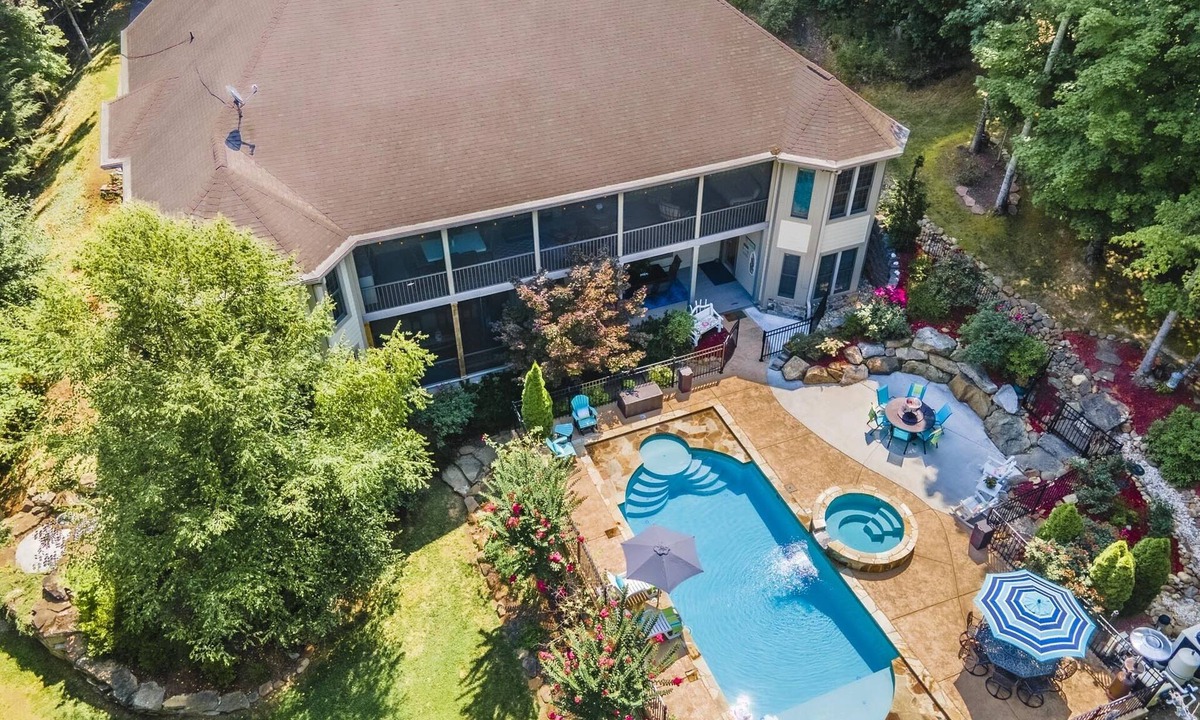Sevierville House | Voted Best Family Stay in the Smokys 2023-2025 private pool, 55” tvs