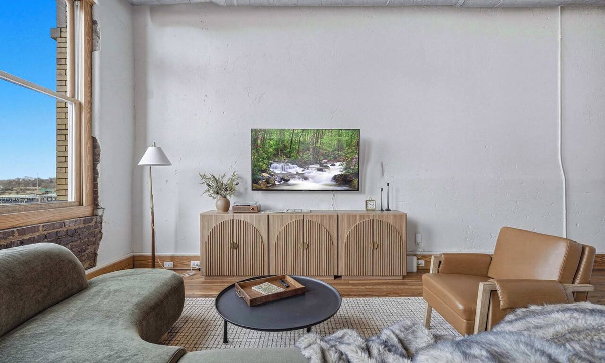 Old City Apartment | Walk Downtown Knoxville・Historic Open Loft Layout