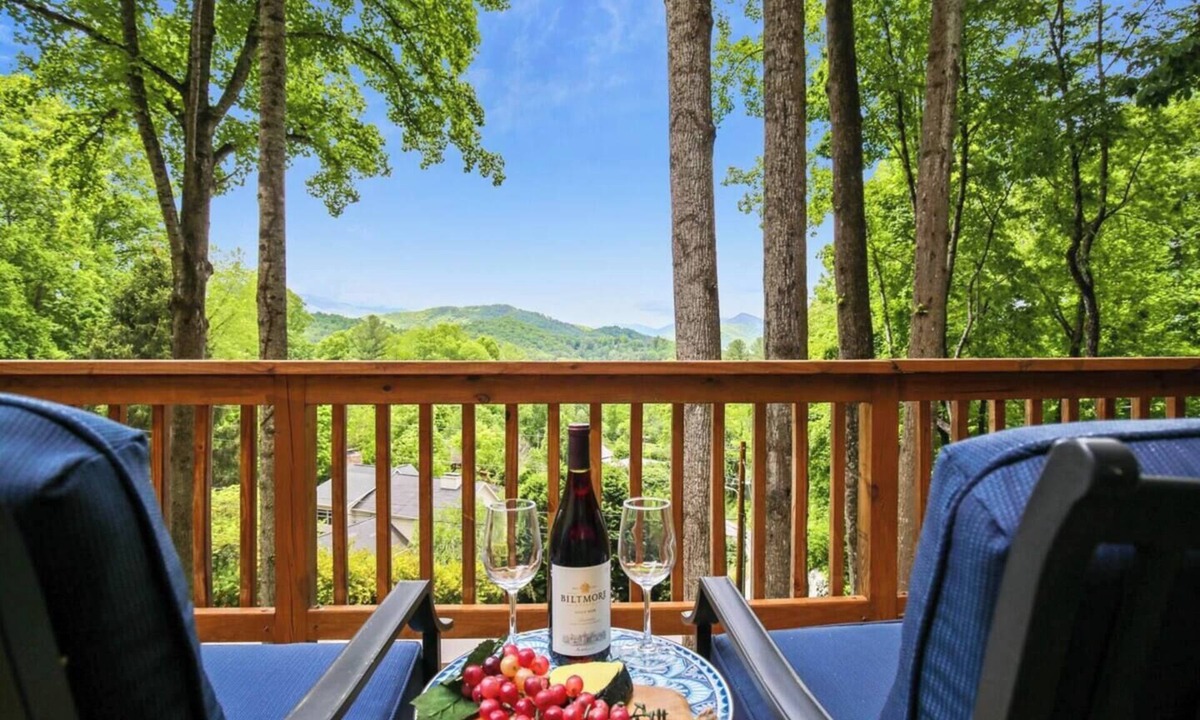 Burnsville Cabin | Walk to Main St., Pets OK, Close to Farmers Market, 30 min to Hatley Pointe