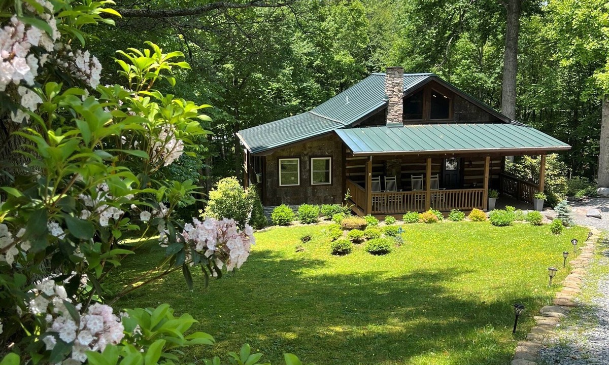 Blowing Rock Cabin | Walk to Price Lake | Hot Tub | Fire Pit | Dogs OK