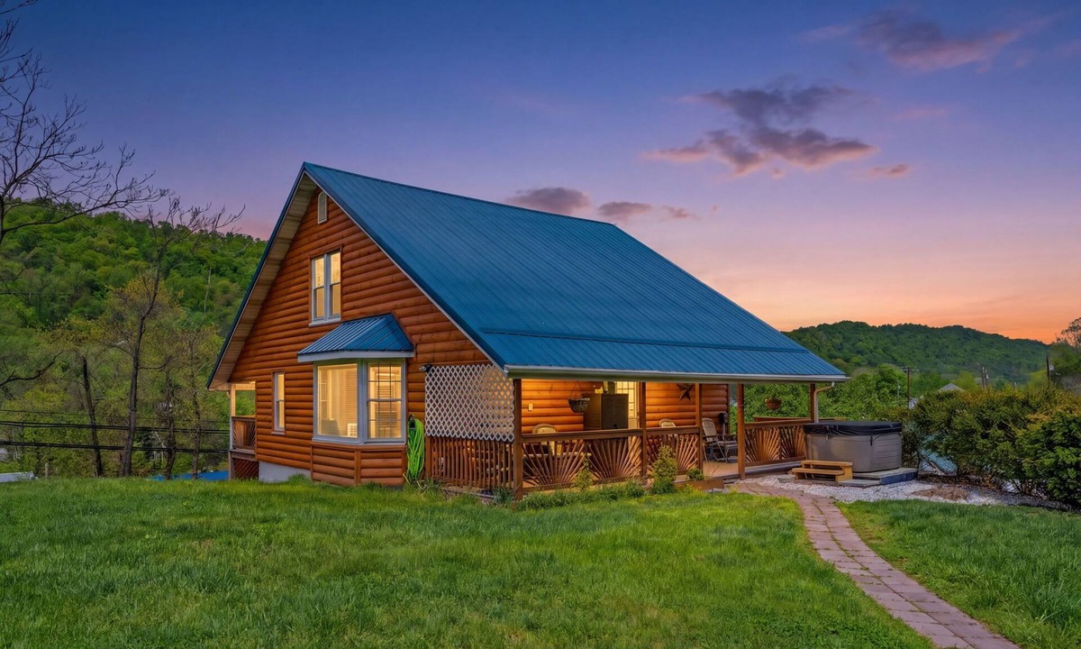 Berryville Cabin | Walkable to local attractions w/Hot Tub & Fire Pit