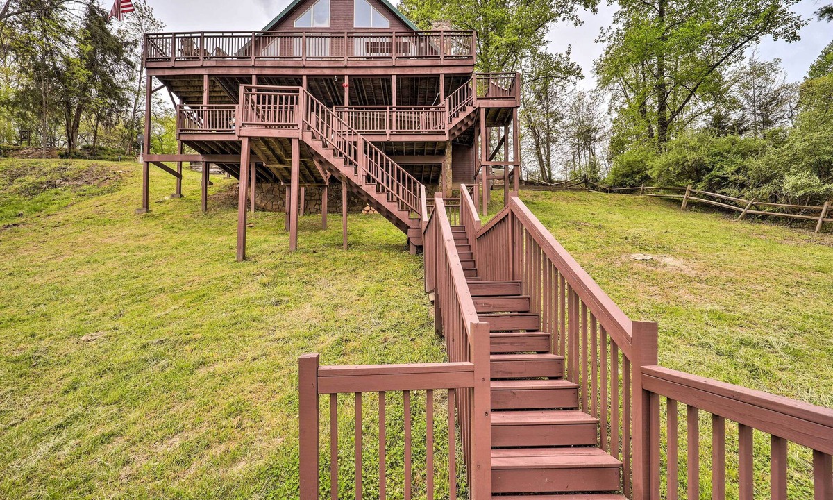 Butler House | Watauga Lake House with Private Dock, pet friendly