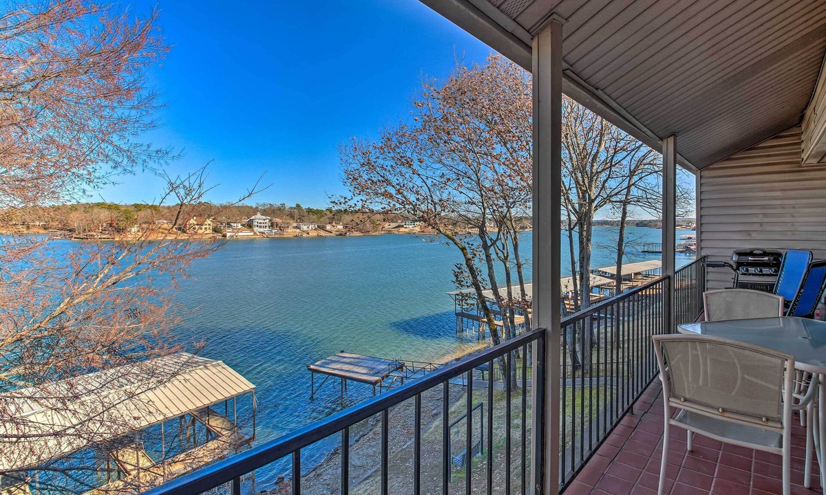 Mid America Condo | Waterfront Hot Springs Condo w/Boat Slip & Pool!
