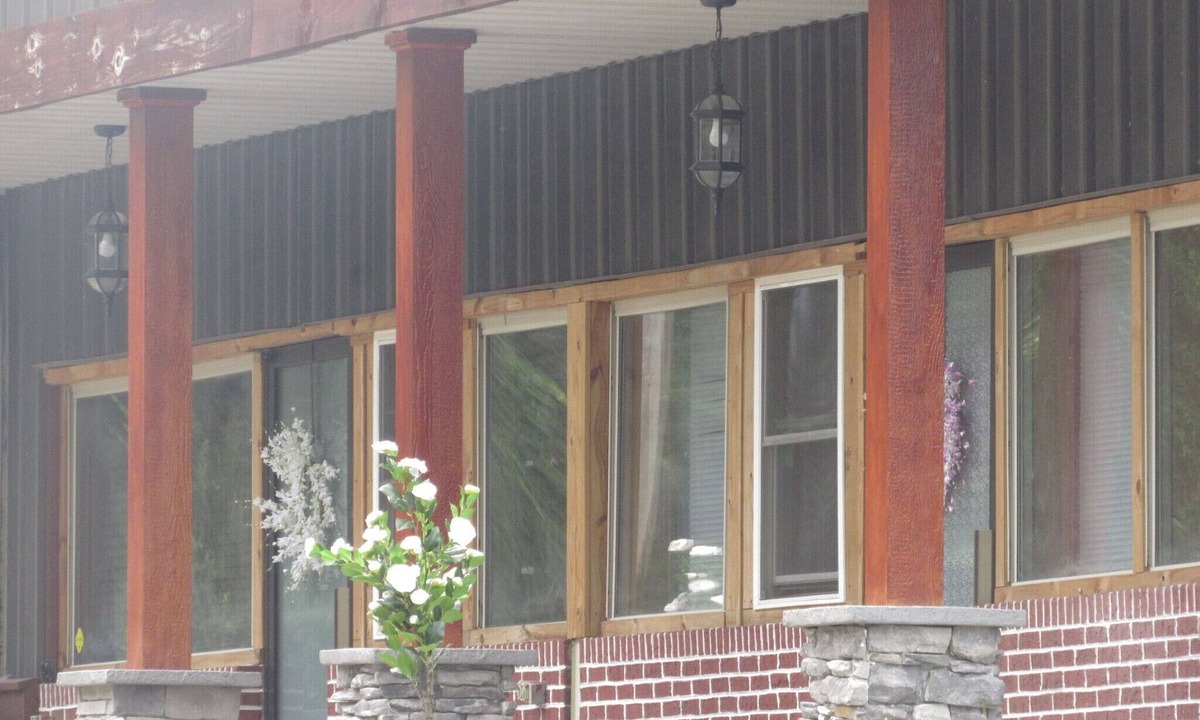 Lansing House | Waterfront property along the historic Virginia Creeper Trail
