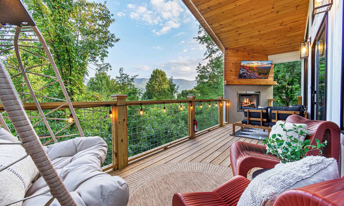 Swannanoa House | Wellness Retreat Sleeps 16 Sauna + Hot Tub Dog Friendly