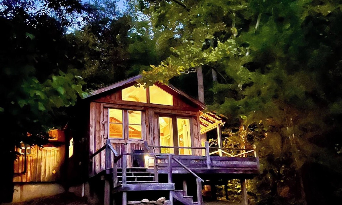 Irvine Cabin | Whimsical Wildwood Studio – Breakfast Included – Award-Winning Appalachian B&B
