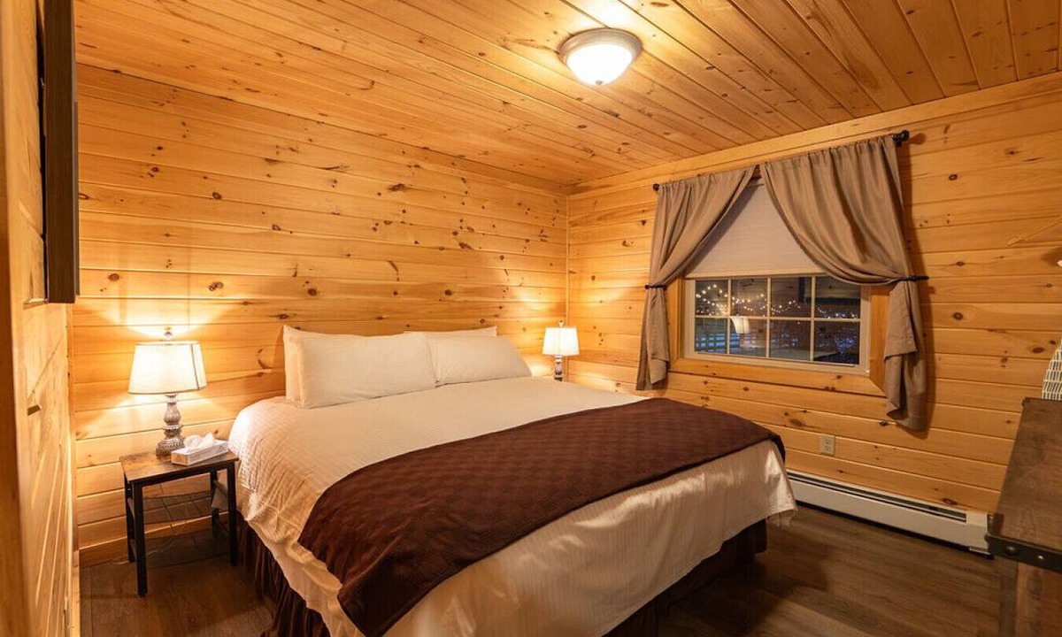Bethlehem Ski Chalet | White Mountains Cedar Suite Couples Retreat