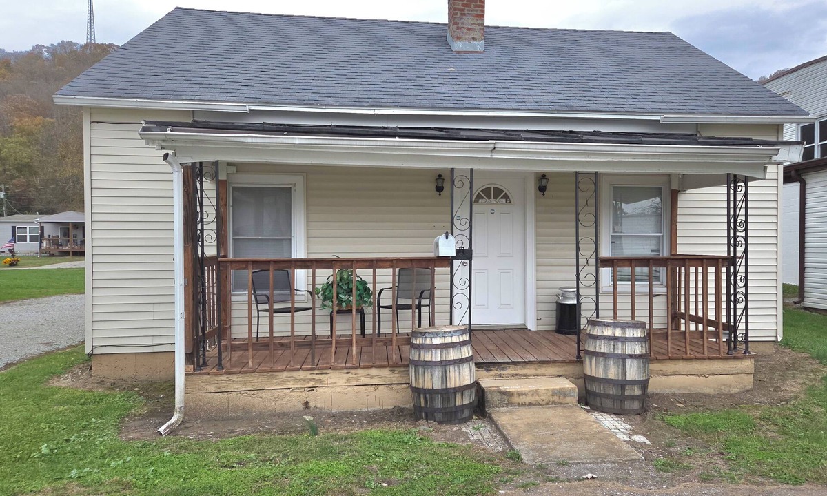Ripley House | Whole House in Ripley! Queen Bed, Kitchen, Wifi, TVs, Pets+, Coffee Bar, Grill