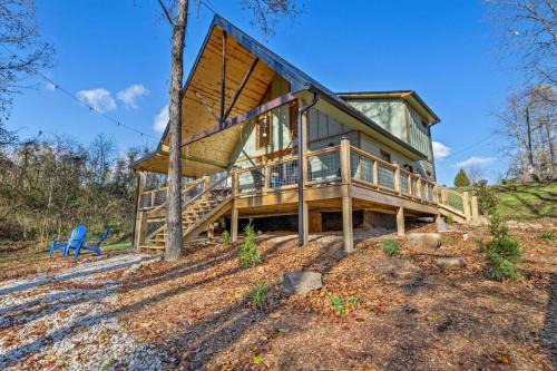 Rogers House | WiFi Hot Tub & Pets - EagleRock Retreat in RRG