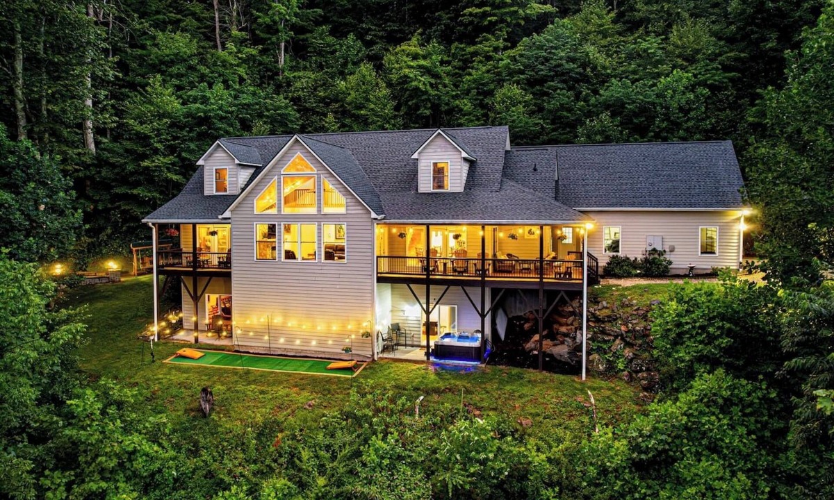 Boone House | Wildlife Manor-6BR Mini Golf Games Fire Pit Views