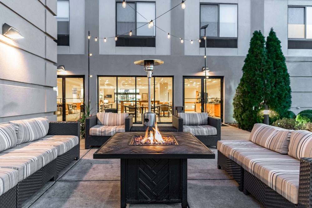 Vienna Hotel | Wingate by Wyndham Vienna/Parkersburg