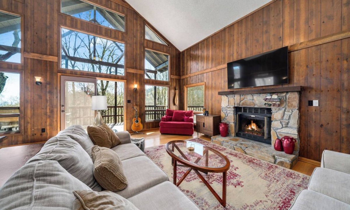 Wolf Laurel House | Wolf Ridge Retreat/Upscale Cabin/Skiing/Hiking