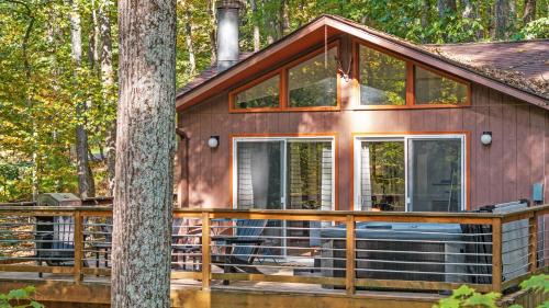 Berkeley Springs Ski Chalet | Wooded Nest, Cozy 3BR Chalet Near Spas, Downtown Berkeley Springs & Hiking