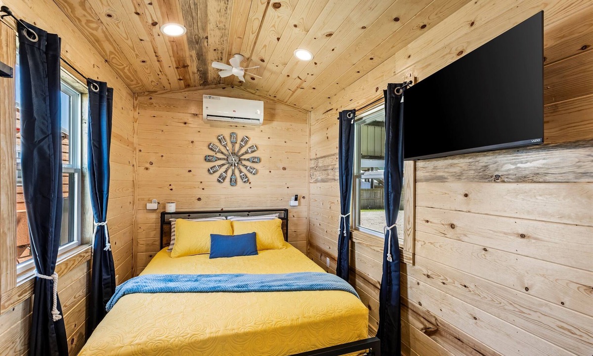 Crystal Beach Cabin | Yellow Submarine Beach Cabin ~ Near Margaritaville