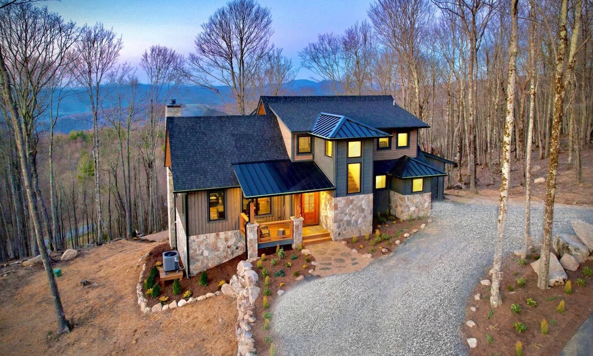 Banner Elk House | Zion at Eagles Nest - 4BR, pets ok, 180 mtn views, hot tub, wood burning fireplace!