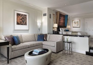 Comfort and Convenience! Outdoor Pool, FREE Parking, Close to Sunset Park!