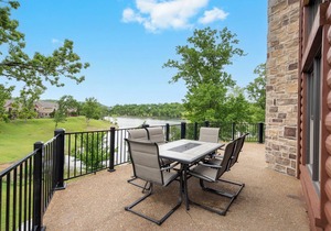 Luxury Lakefront Resort Chalet 8~2 Pools~FREE Amenities~Dock~Kayaks~Waterslide