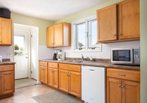 Unobstructed ocean views, steps to Scarborough Beach