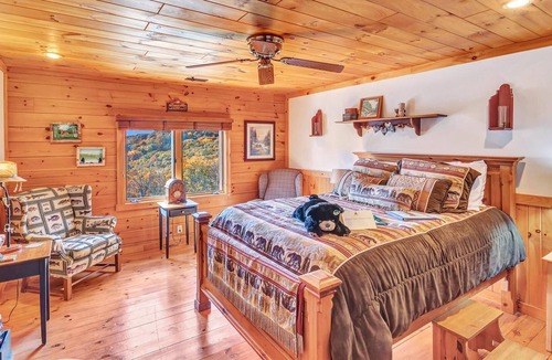 Cabins House | 08) Cave Mountain Room
