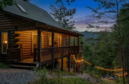 Vein Mountain House | 1 bedroom with a loft and hot tub cabin 45 minutes to Asheville
