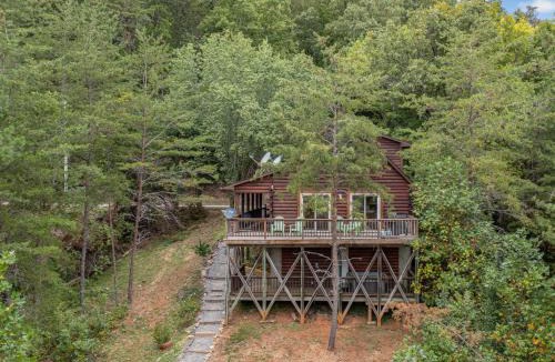 Vein Mountain House | 1 bedroom with a loft and hot tub cabin 45 minutes to Asheville